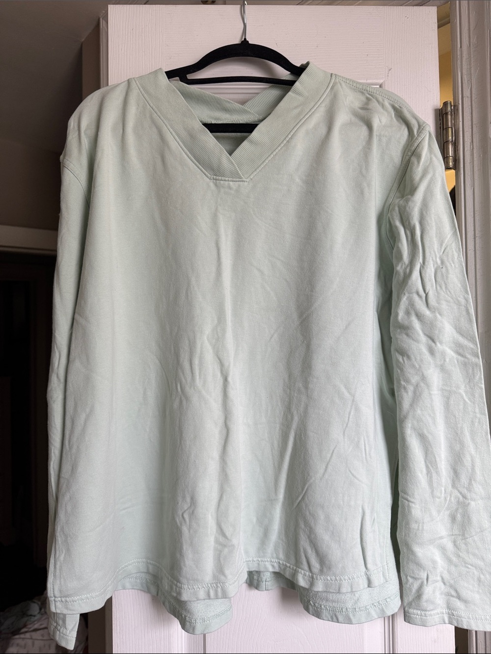 Earth Yoga Women's V‑Neck Sweatshirt - Light Mint